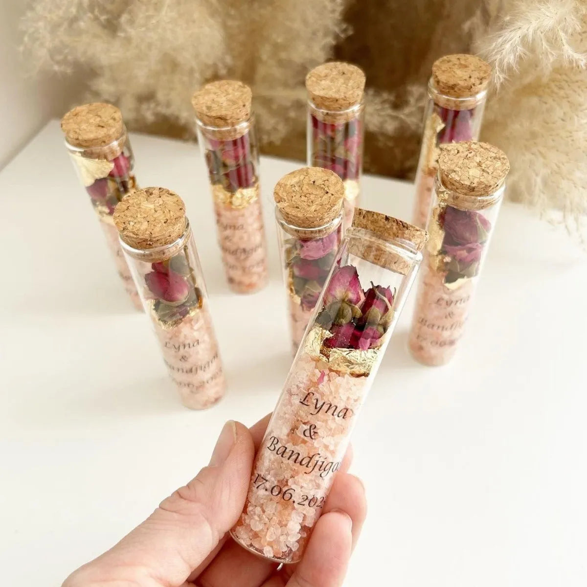 MON CADEAU INVITE - Personalisiertes Badesalz Lady im Reagenzglas mit rosa Salz, getrockneten Rosenblüten und Korkverschluss, elegantes Gastgeschenk für Hochzeit oder besonderes Event