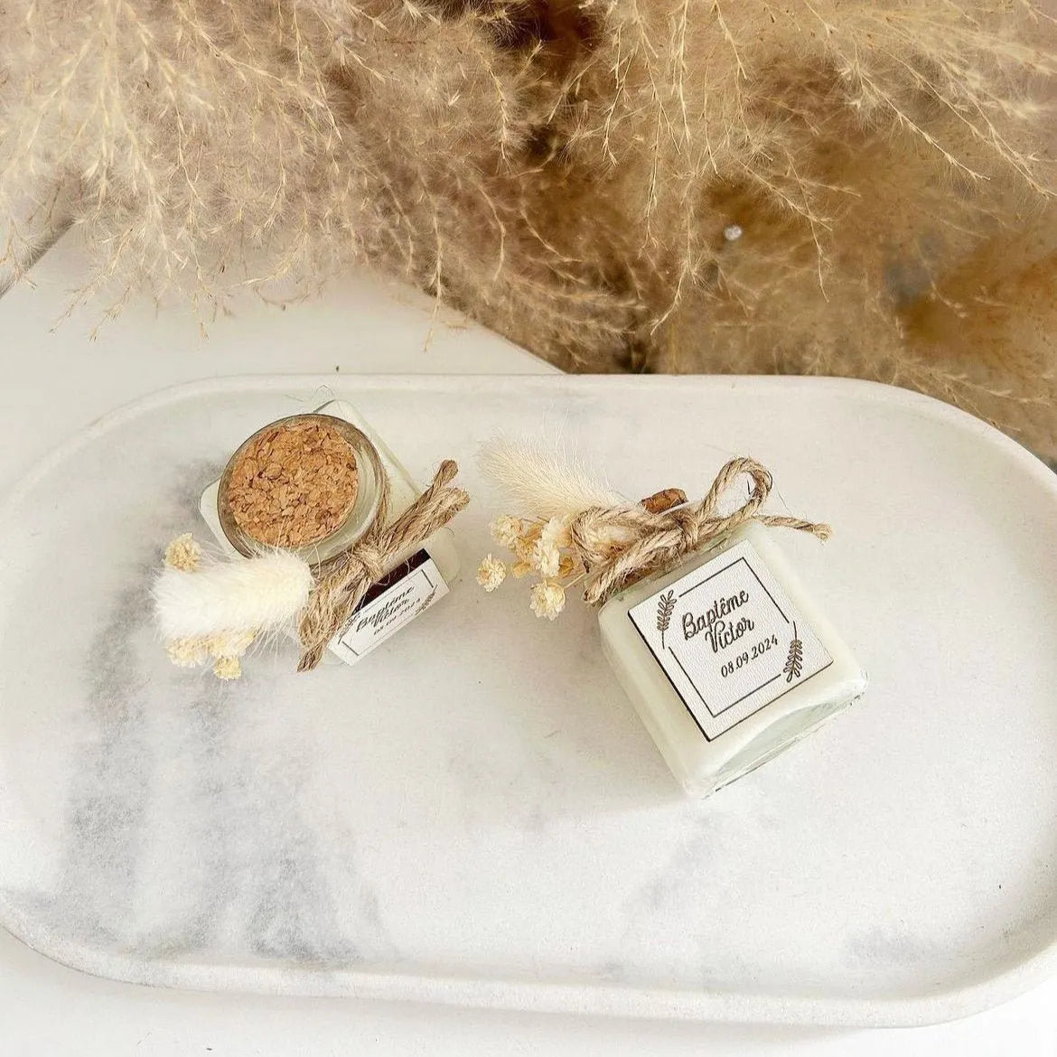 Comtesse-Kerze als personalisiertes Gastgeschenk mit Holz-Element – edel und zeitlos