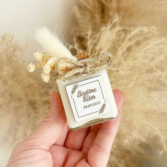 Comtesse-Kerze als personalisiertes Gastgeschenk mit Holz-Element – edel und zeitlos