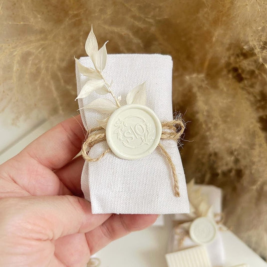 Dünenseife als personalisiertes Gastgeschenk für Hochzeit, Taufe und Beschneidungsfeier, elegant verpackt mit Siegel