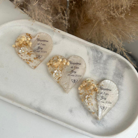 Flora Magnet personalisiert in Herzform mit Trockenblumen und goldenen Details zur Taufe