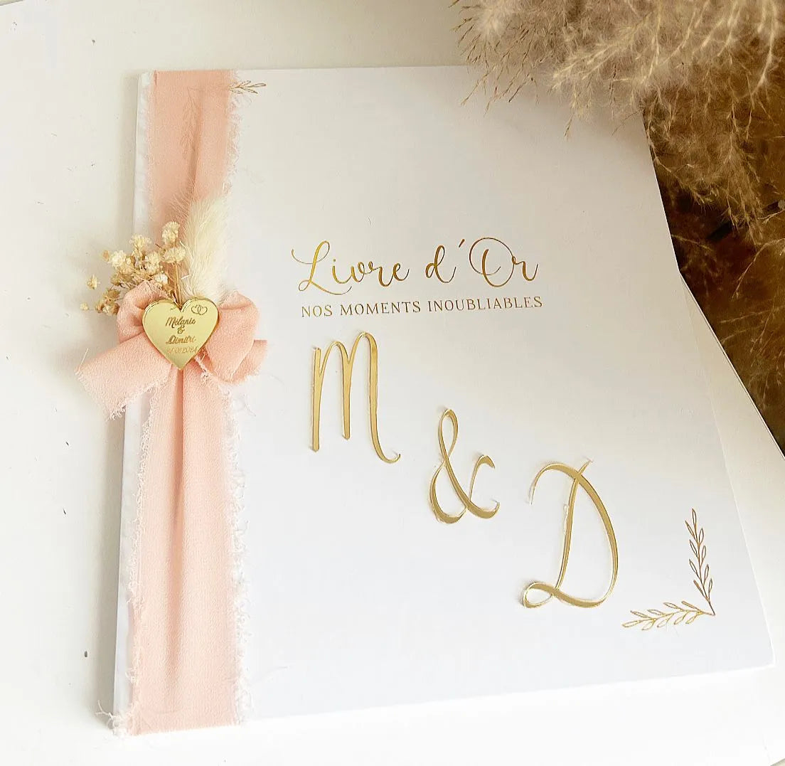 Personalisiertes Hochzeits-Gästebuch „Unwiderstehlich“ in Weiß mit goldener Schrift