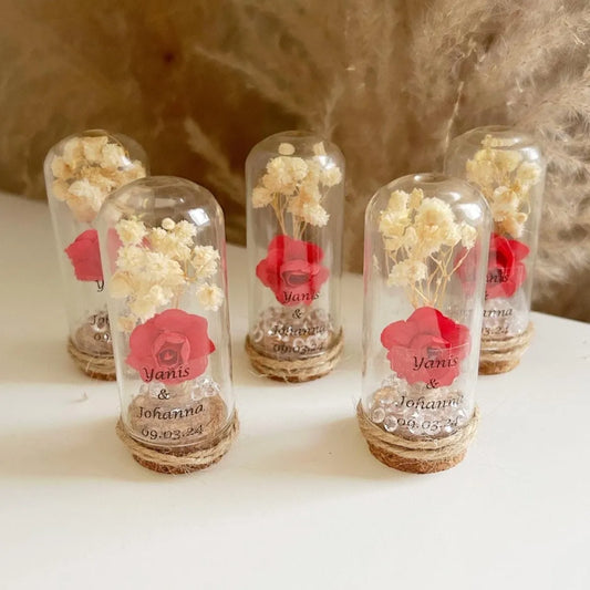 Gypsophila-Glasglocke als Gastgeschenk zur Hochzeit – Rose und Schleierkraut unter Glas