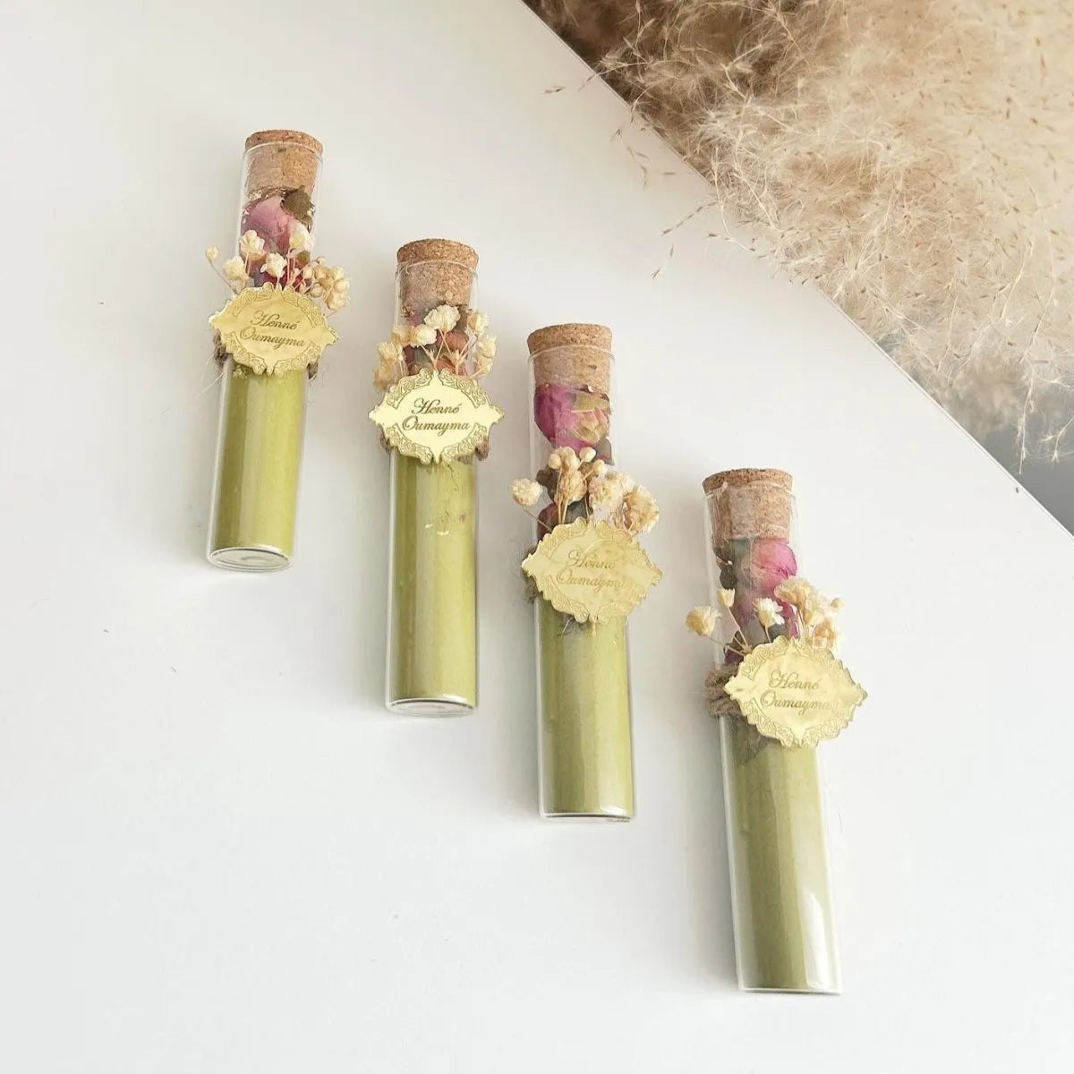 MON CADEAU INVITE - Personalisierte Henné Sanduhr im Reagenzglas mit getrockneten Blumen und Etikett, elegantes Gastgeschenk für Hochzeit, Henna Feier oder besonderes Event