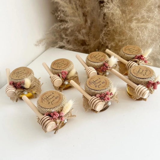 Himbeer-Honigglas als personalisiertes Gastgeschenk für Hochzeit, Taufe und Kommunion, dekoriert mit Trockenblumen, Holzlöffel und framboisefarbenen Details
