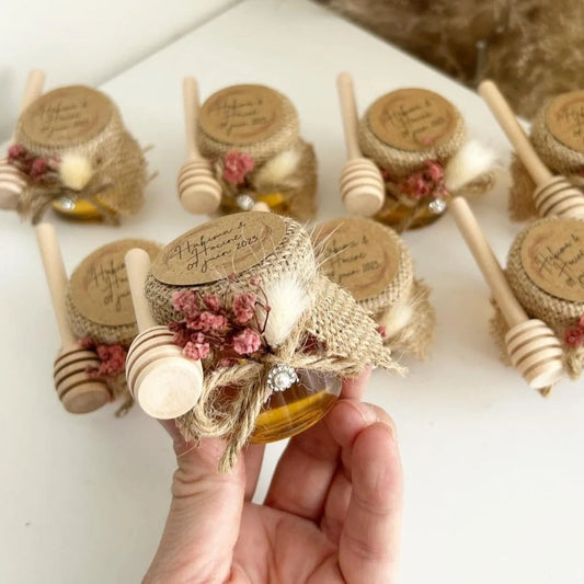 Himbeer-Honigglas als personalisiertes Gastgeschenk für Hochzeit, Taufe und Kommunion, dekoriert mit Trockenblumen, Holzlöffel und framboisefarbenen Details