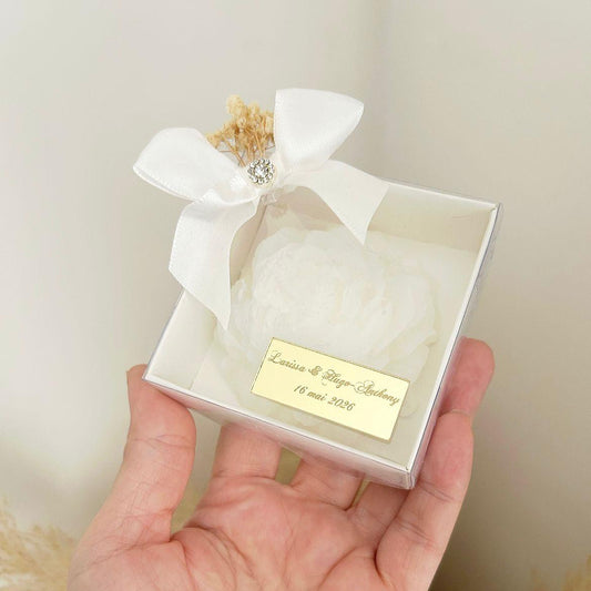 Hochzeits-Gastgeschenk: Duftkerze „Schnee Rose“ mit Schleife und Etikett, stilvolle Tischdeko