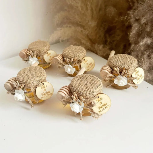 Honigglas Bali als personalisiertes Gastgeschenk für Hochzeit und Geburtstag, elegant dekoriert mit Holzlöffel und natürlicher Deko