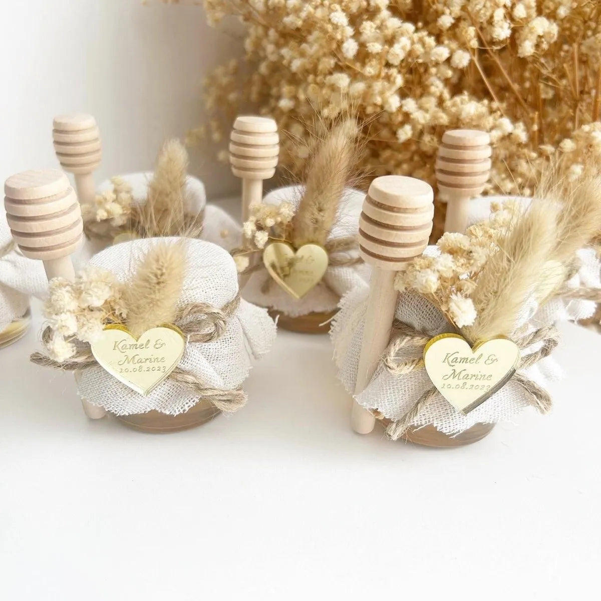 Honigglas Chic als personalisiertes Gastgeschenk für Hochzeit, Geburtstag und Taufe, mit Holzstäbchen, Herzanhänger und floraler Dekoration
