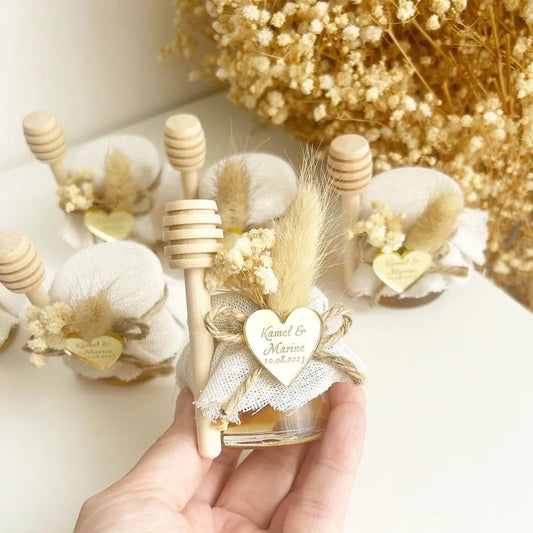 Honigglas Chic als personalisiertes Gastgeschenk für Hochzeit, Geburtstag und Taufe, mit Holzstäbchen, Herzanhänger und floraler Dekoration