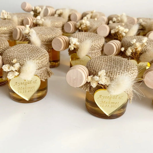 Honigglas Darling als personalisiertes Gastgeschenk zur Hochzeit, mit Herzanhänger, Holzlöffel und eleganter Dekoration