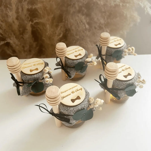 Honigglas Kostüm als personalisiertes Gastgeschenk zur Hochzeit, elegant dekoriert mit Schleife, Holzlöffel und natürlicher Deko