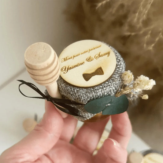 Honigglas Kostüm als personalisiertes Gastgeschenk zur Hochzeit, elegant dekoriert mit Schleife, Holzlöffel und natürlicher Deko