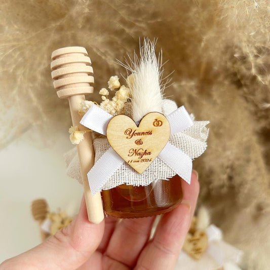 Honigglas Maya als personalisiertes Gastgeschenk für Hochzeit und Taufe, dekoriert mit Schleife, Herzanhänger und Holzlöffel