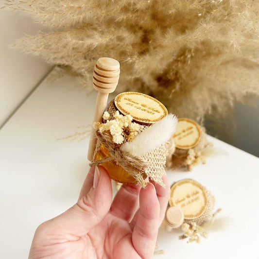 Honigglas Pampa im Boho-Stil als personalisiertes Gastgeschenk für Hochzeit, Geburtstag, Taufe und Kommunion, mit Holzlöffel und Trockenblumen