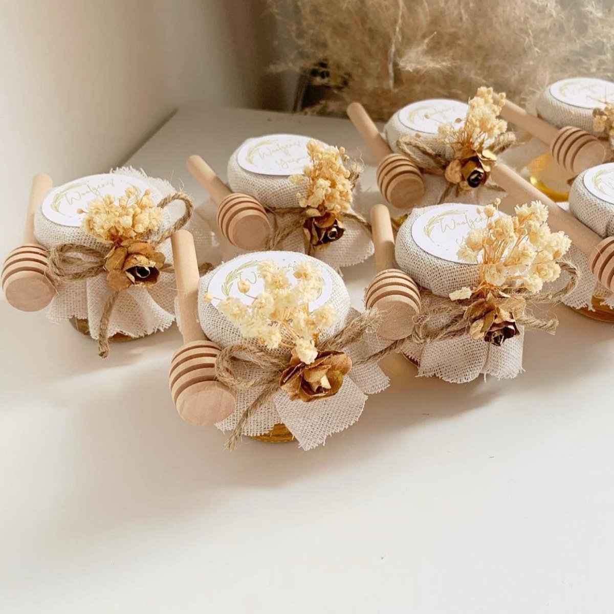 Honigglas Panama als personalisiertes Gastgeschenk für Hochzeit, Taufe und Kommunion, dekoriert mit Schleife, Trockenblumen und Holzlöffel