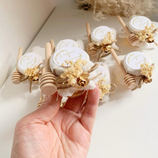 Honigglas Panama als personalisiertes Gastgeschenk für Hochzeit, Taufe und Kommunion, dekoriert mit Schleife, Trockenblumen und Holzlöffel