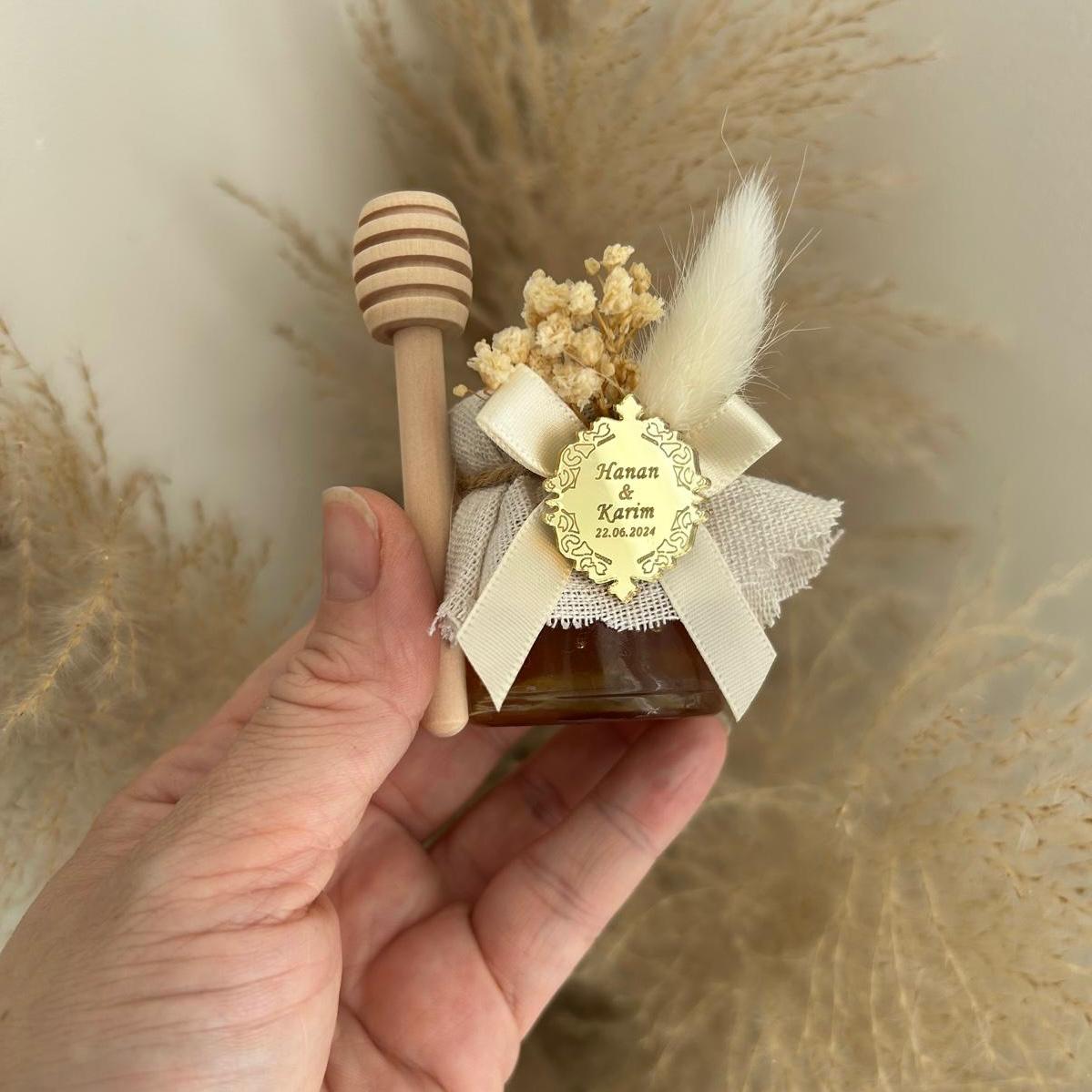 MON CADEAU INVITE - Personalisiertes Honigglas mit beiger Schleife, Honiglöffel, Feder und getrockneten Blumen, elegantes Gastgeschenk für Hochzeit oder besonderes Event