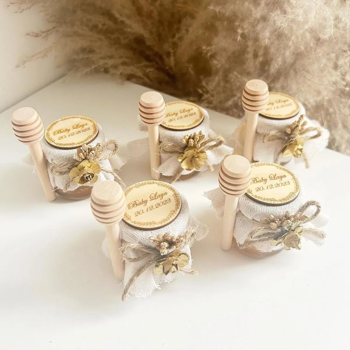 Honigglas Sanfte Süße als personalisiertes Gastgeschenk für Hochzeit, Taufe, Geburtstag und Kommunion, dekoriert mit Juteband, Holzlöffel und natürlicher Deko