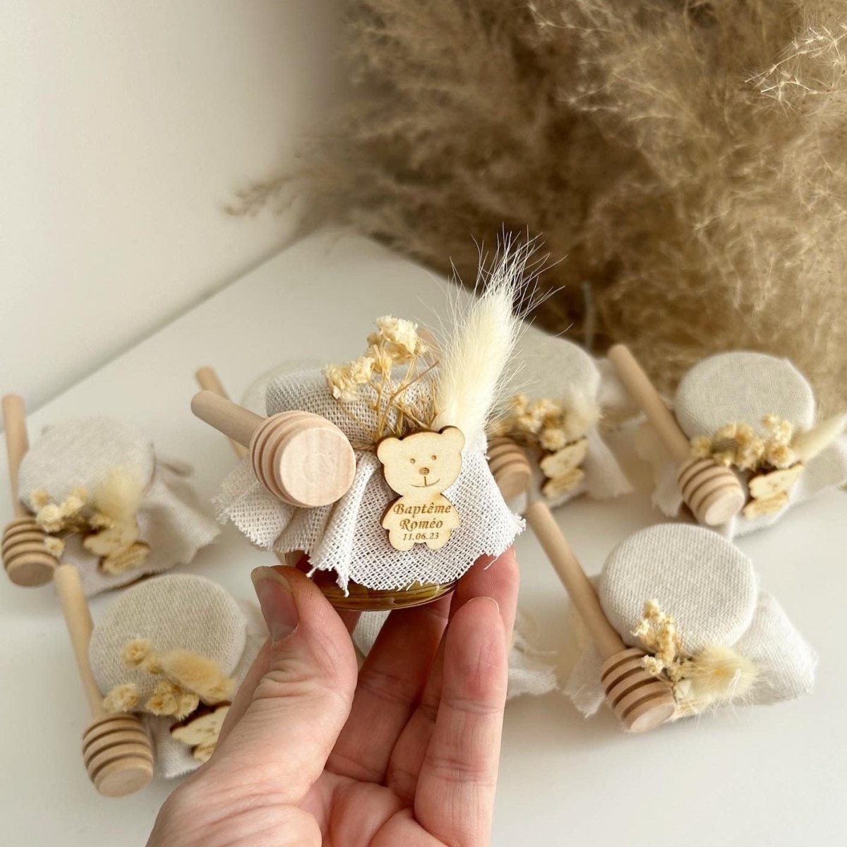 Honigglas Teddybär als personalisiertes Gastgeschenk zur Taufe und Kommunion, mit Teddybär-Deko, Trockenblumen und Holzlöffel