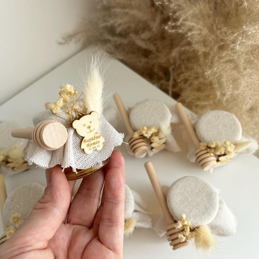 Honigglas Teddybär als personalisiertes Gastgeschenk zur Taufe und Kommunion, mit Teddybär-Deko, Trockenblumen und Holzlöffel
