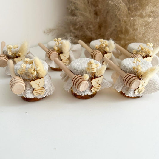 Honigglas Teddybär als personalisiertes Gastgeschenk zur Taufe und Kommunion, mit Teddybär-Deko, Trockenblumen und Holzlöffel