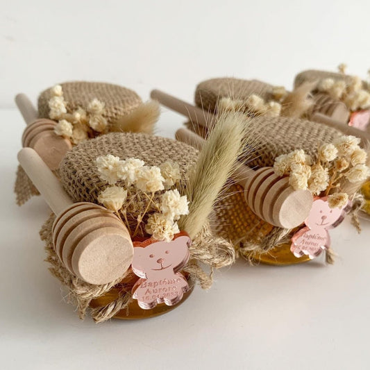 Honigglas Teddybär Girly als personalisiertes Gastgeschenk zur Taufe und Kommunion, mit Teddybär-Deko, Trockenblumen und Holzlöffel