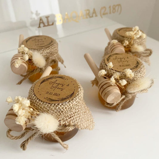 Honigglas Wiesenstil als personalisiertes Gastgeschenk für Hochzeit und Taufe, im natürlichen Wiesenstil dekoriert mit Jute und Trockenblumen