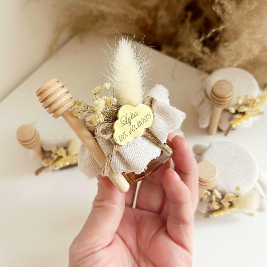 Honigglas Wolke als personalisiertes Gastgeschenk zur Taufe und Kommunion, mit Holzlöffel, Schleife und zarter Dekoration