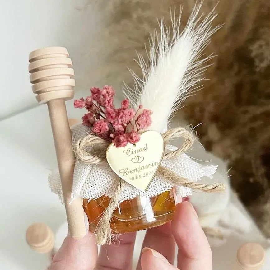 Honigglas Zärtlichkeit als personalisiertes Gastgeschenk für Hochzeit und Taufe, dekoriert mit Trockenblumen und Honiglöffel