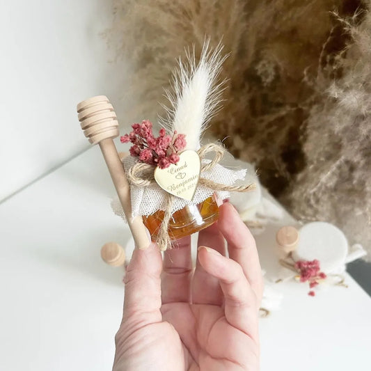 Honigglas Zärtlichkeit als personalisiertes Gastgeschenk für Hochzeit und Taufe, dekoriert mit Trockenblumen und Honiglöffel