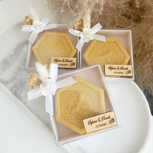 Honigseife als personalisiertes Gastgeschenk für Hochzeit, Taufe und Beschneidungsfeier, mit wabenförmiger Optik