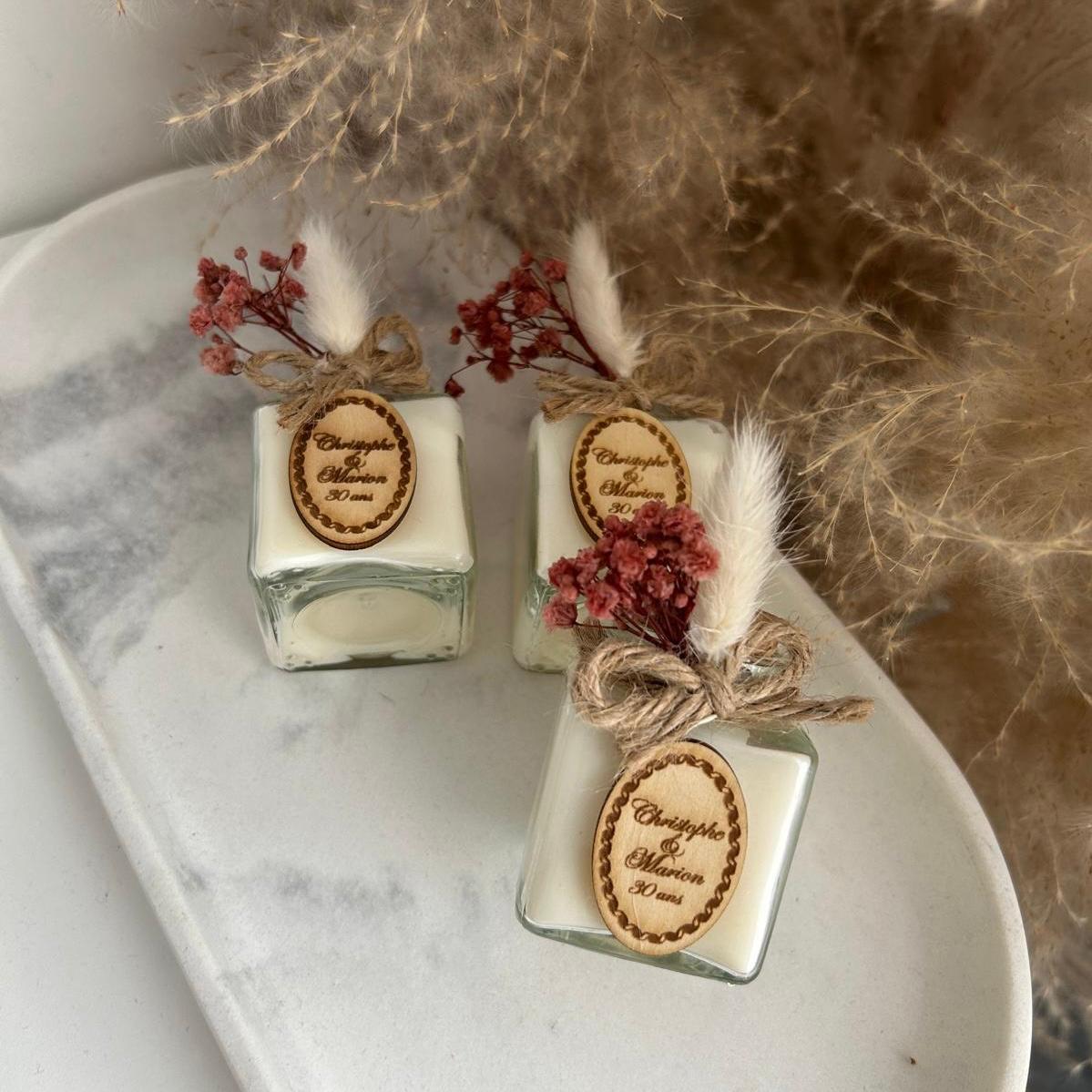 MON CADEAU INVITE - Personalisierte Kerzen im quadratischen Glas mit Juteband, Feder und roten getrockneten Blumen, elegantes Gastgeschenk für Hochzeit oder besonderes Event