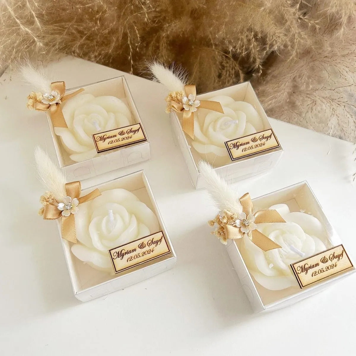MON CADEAU INVITE - Personalisierte Kerze Rosalia in Rosenform in eleganter Box mit goldener Schleife, Feder und Namensplakette, stilvolle Gastgeschenke für Hochzeit oder besonderes Event