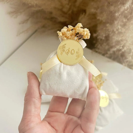 Lavendel-Gold-Beutel als personalisiertes Gastgeschenk zur Hochzeit – duftend und elegant