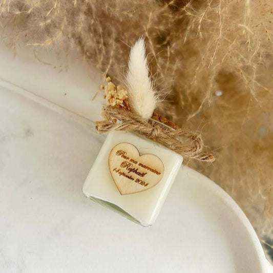Laya-Kerze mit herzförmiger Holzgravur als personalisiertes Gastgeschenk – sanft und elegant
