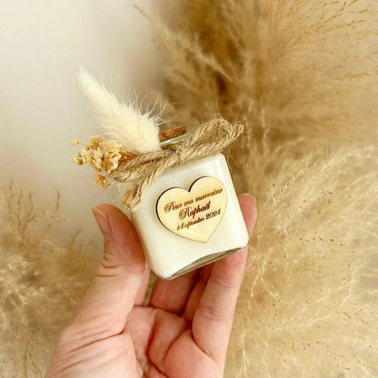 Laya-Kerze mit herzförmiger Holzgravur als personalisiertes Gastgeschenk – sanft und elegant