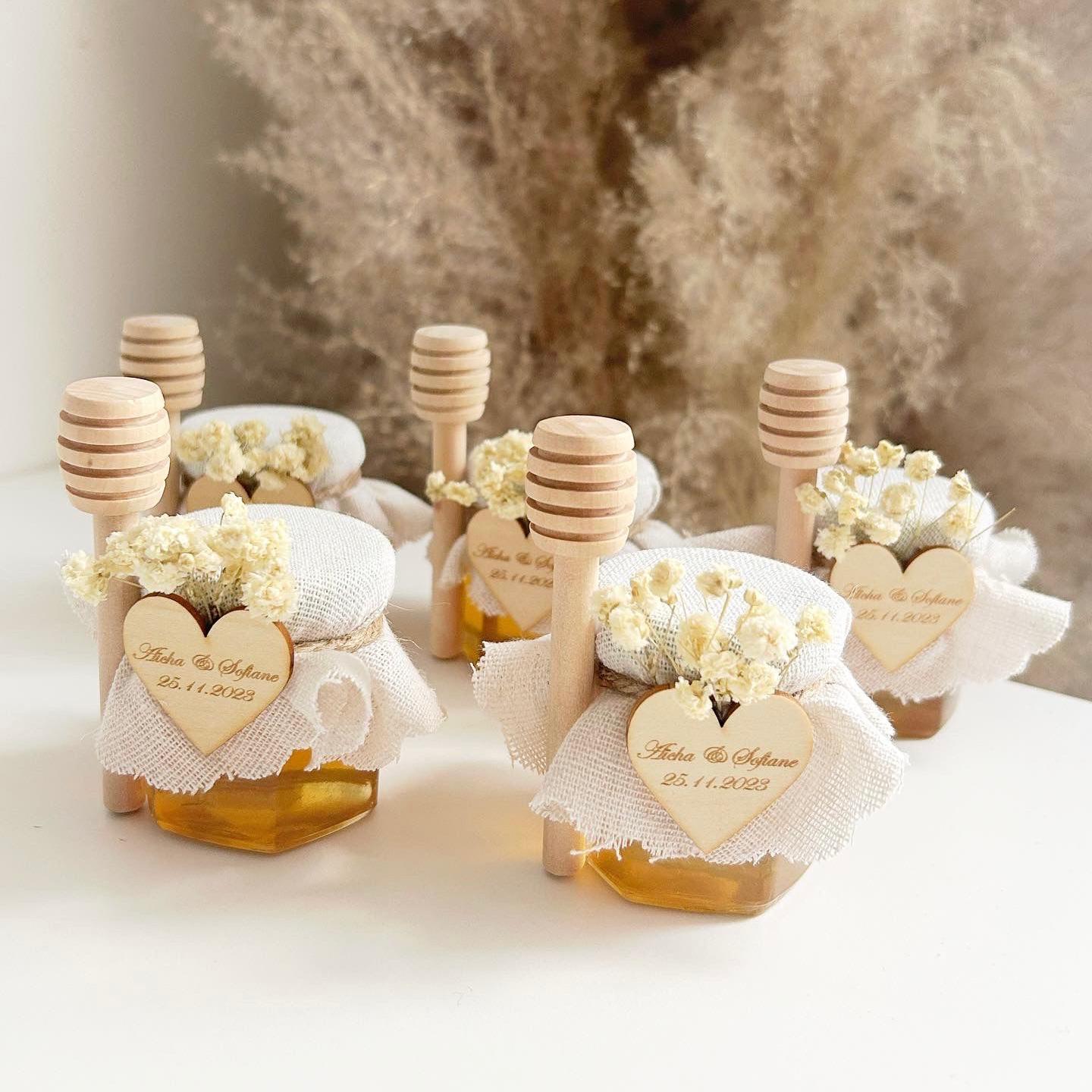 MON CADEAU INVITE - Personalisierter Liebeshonig im Glas mit Herzetikett, Honiglöffel, Jutestoff und getrockneten Blumen, elegantes Gastgeschenk für Hochzeit oder besonderes Event