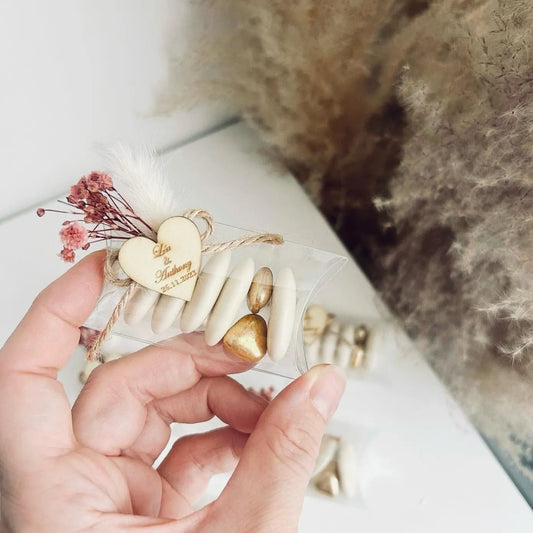 Love-Himbeere-Zuckermandeln als personalisiertes Gastgeschenk zur Hochzeit – romantisch und edel