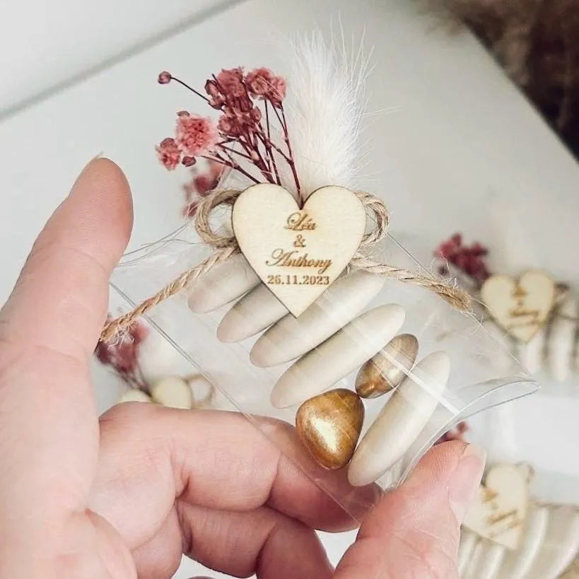 Love-Himbeere-Zuckermandeln als personalisiertes Gastgeschenk zur Hochzeit – romantisch und edel