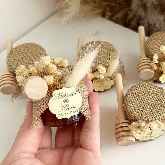 Luxus-Honigglas als personalisiertes Gastgeschenk für Hochzeit und Taufe, mit eleganter Dekoration, Schleife und Holzlöffel