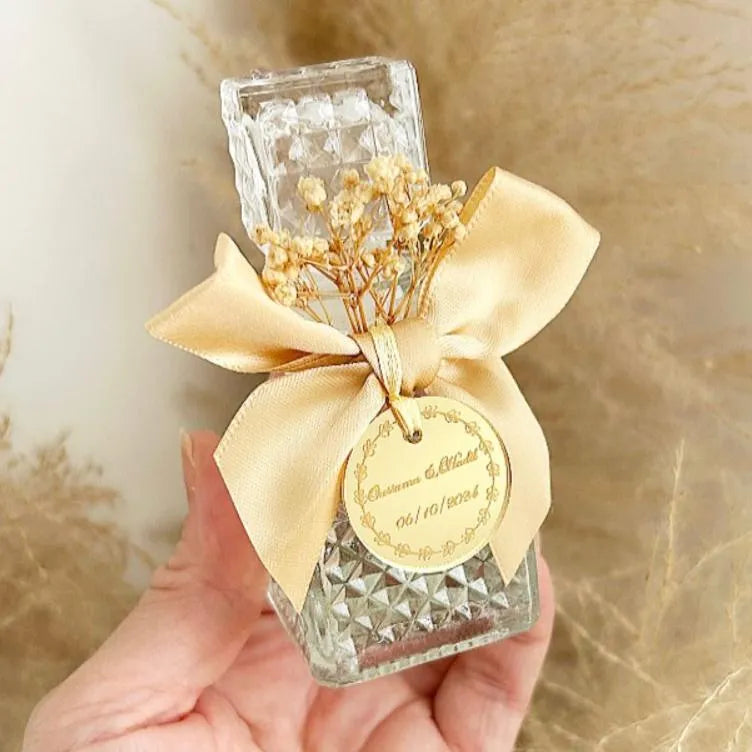 MON CADEAU INVITE - Personalisierter Luxus Kölnischwasser Flakon mit goldener Schleife, Etikett und getrockneten Blumen, elegantes Gastgeschenk für Hochzeit oder besonderes Event