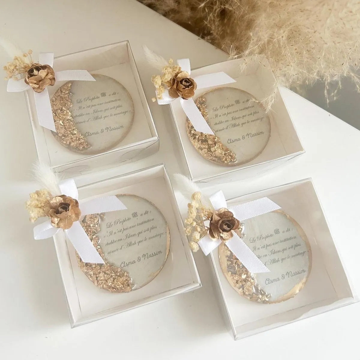 MON CADEAU INVIET - Personalisierter Magnet Cristal in eleganter Box mit goldenem Halbmond, Schleife und getrockneten Blumen, stilvolles Gastgeschenk für Hochzeit oder besonderes Event