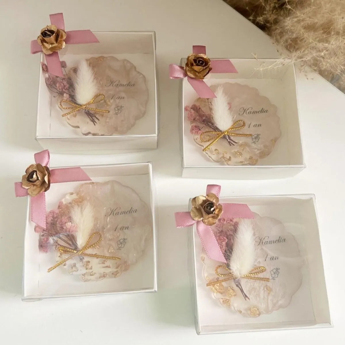 Magnet Kamelia als personalisiertes Gastgeschenk für Hochzeit, Taufe und Kommunion, elegant dekoriert mit Schleife und goldenen Details
