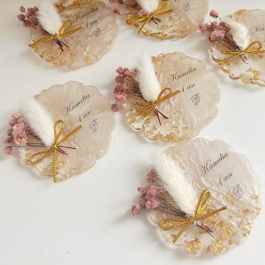 Magnet Kamelia Himbeere als personalisiertes Gastgeschenk für Hochzeit, Taufe und Kommunion, mit floraler Dekoration und goldenen Akzenten