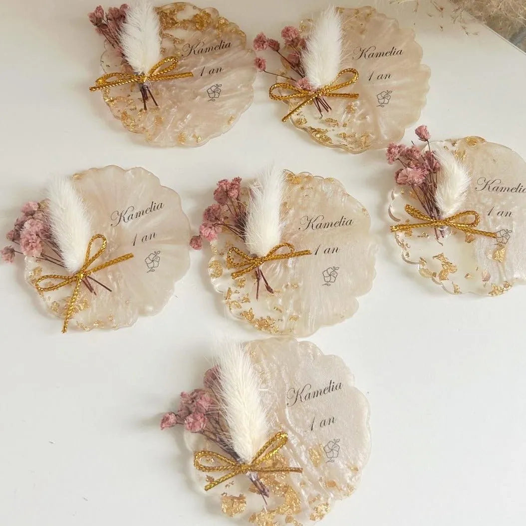 Magnet Kamelia Himbeere als personalisiertes Gastgeschenk für Hochzeit, Taufe und Kommunion, mit floraler Dekoration und goldenen Akzenten