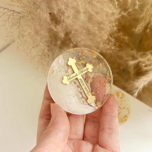 Magnet mit goldenem Kreuz und personalisierter Gravur – bedeutungsvolles Andenken für Gäste