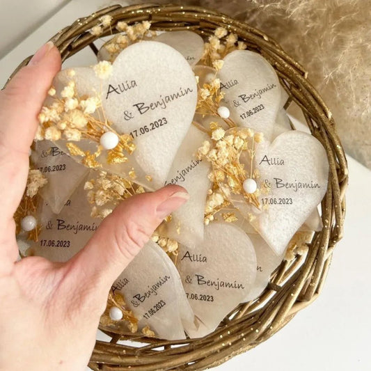 Magnet Liebe als personalisiertes Gastgeschenk für Hochzeit, Taufe und Kommunion, in Herzform mit eleganter Dekoration