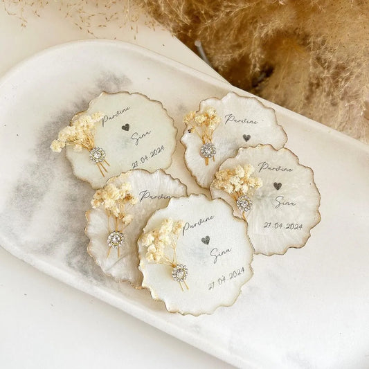 Magnet Perla als personalisiertes Gastgeschenk für Hochzeit, Taufe und Kommunion, mit elegantem Design und goldenen Details