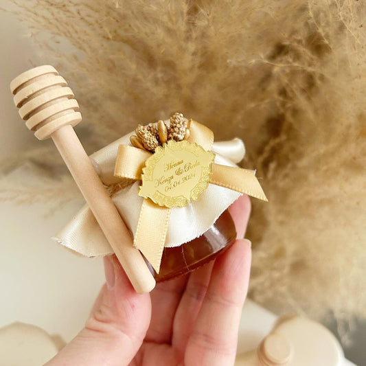 Orientalisches Honigglas als personalisiertes Gastgeschenk für Hochzeit und Taufe, mit Holzlöffel, Schleife und eleganter Dekoration